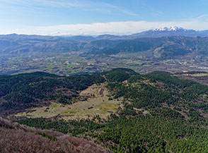 Da la Rocca splendido affaccio sulla verde Valle dei Preti, la Valle Peligna ed la catena del Sirente sullo sfondo.