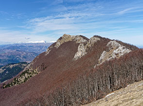 La cresta sommitale delle Montagne del Morrone nel tratto che collega Colle dei Sambuchi con Monte Rotondo (sullo sfondo).