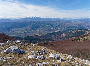 Da Colle dei Sambuchi vista sulla Valle Peligna (ovest).