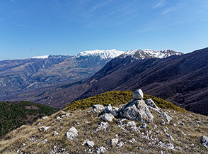 Dalla cima di Colle dei Sambuchi vista verso il Monte Morrone e la Majella (la cima innevata sullo sfondo &egrave; il Pesco Falcone).