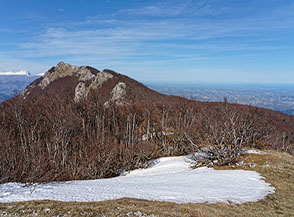 La cresta, in parte boscosa, che dal Colle dei Sambuchi conduce al Monte Rotondo (sullo sfondo).