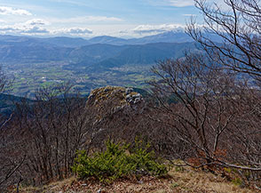 Sulla via di discesa si fa notare maggiormente il torrione roccioso de la Rocca che emerge dal bosco.