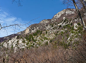 Scorcio della fascia rocciosa che interrompe la Fossa sotto Monte Rotondo.