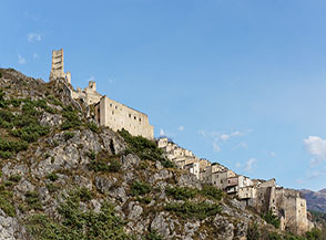 Il castello ed il borgo antico di Roccacasale abbarbicati sulla montagna.