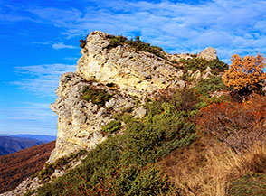 Lo sperone roccioso che s&rsquo;incontra all&rsquo;inizio del sentiero ai piedi della Rena Bianca.