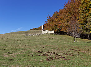 Il Santuario Madonna Assunta Regina del Monte Volturino, sul fianco della Cresta Sud-Est del monte.