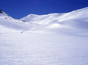 &ldquo;Deserto bianco&rdquo; (l&rsquo;alta Valle del Morretano e la cresta della Torricella in un mare di luce).