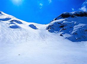 Il canale della direttissima al Duca degli Abruzzi da Campo Pericoli (il rifugio s&rsquo;intravede sul filo di cresta).