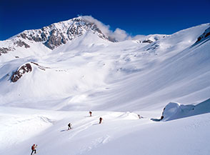Scialpinisti attraversano Campo Pericoli.