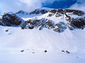 Dei colossali costoni rocciosi che s&rsquo;incontrano nella parte bassa di Campo Pericoli.