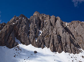 Gli spettacolari pilastri di roccia che si affiancano alla Val Maone sotto il Pizzo d&rsquo;Intermesoli.