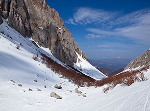 Lungo la via di discesa le prime macchie di bosco in Val Maone.