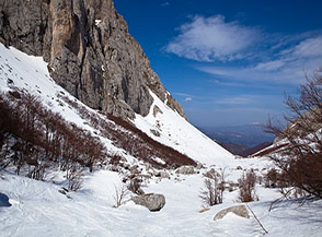 Scorcio sulla Val Maone all&rsquo;altezza della Grotta dell&rsquo;Oro (sulla sx ai piedi della parete).