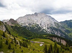 Affaccio sui pascoli di Casera Bordaglia di sopra con i Monti di Volaia sullo sfondo.