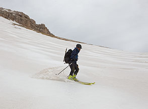 Scivolando su dolci pendenze verso la Val Chiarino dalla Sella di Monte Corvo.