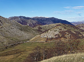 All&rsquo;inizio della lunga traversata affaccio sui prati del Pantano a Passo Godi.