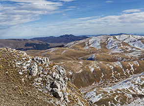 Vista sulle gobbe di Serra Santa Maria dalla cresta di Serra Rocca Chiarano.