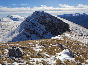 Procedendo verso Serra di Rocca Chiarano la cresta cinge uno stuipendo circo glaciale, selvaggio e precipite.