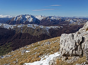 Il massiccio del Marsicano si impone sul lato occidentale percorrendo la cresta di Serra Rocca Chiarano.