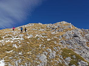 In rapida discesa verso la forcella di 2138m. sulla cresta di Serra Rocca Chiarano.