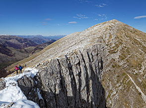 Scorcio sulle pareti che chiudono lo spettacolare circo glaciale posto tra Cima dello Scalone (sullo sfondo) e Serra Rocca Chiarano.