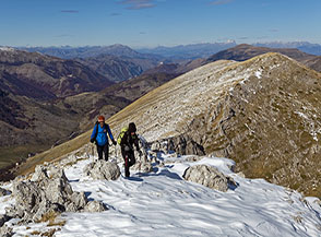 Sulla cresta, sempre pi&ugrave; bianca, verso la cima di Serra Rocca Chiarano.