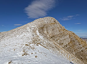 Proseguendo la lunga cavalcata di cresta in discesa da Serra Rocca Chiarano.