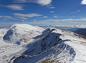 Dalla panoramica cresta di Serra Rocca Chiarano vista verso il Monte Greco (sulla sx) e Rocca Chiarano di fronte e noi.