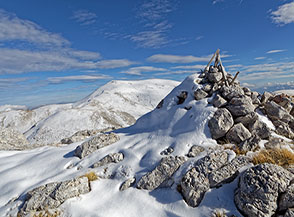 L&rsquo;ometto in cima a Rocca Chiarano con il Monte Greco sullo sfondo.