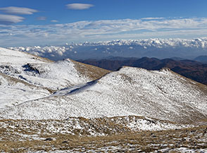 Vista sul proseguimento della cresta da Rocca Chiarano verso Villetta Barrea.