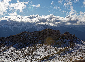 Uno sguardo in controluce verso la Camosciara.