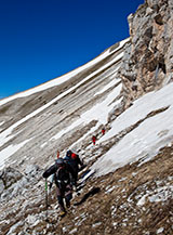 Sul traverso sotto i contrafforti rocciosi della Cresta Nord-Est del Portella.