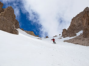 Scivolando con gli sci in nell&rsquo;Alta della Valle dell&rsquo;Inferno.
