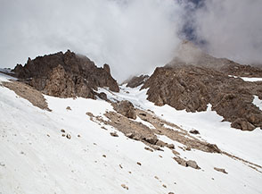Lo sbocco di un aspro canale nella Valle dell&rsquo;Inferno.