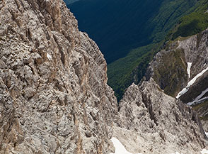 Particolare sulle pareti di roccia che si affacciano sul canalone della Valle dell&rsquo;Inferno.