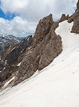 Balze di roccia nel tratto centrale del selvaggio canalone della Valle dell&rsquo;Inferno.