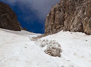 Residui di valanga nel canalone della Valle dell&rsquo;Inferno.