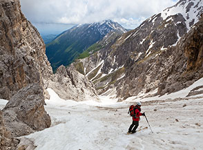 Abbassandosi di quota sempre pi&ugrave; sassi precipitati dall&rsquo;alto ingombrano il canalone della Valle dell&rsquo;Inferno.