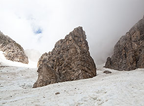 La piramide di roccia che s&rsquo;incontra allo sbocco di un canale laterale nella Valle dell&rsquo;Inferno.