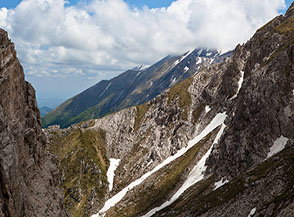 Vista sul fianco della Valle dell&rsquo;Inferno dove passa il Sentiero Geologico.