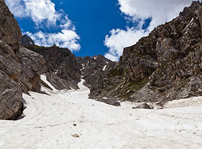 Le aspre quinte rocciose che accompagnano l&rsquo;ultimo tratto del canalone della Valle dell&rsquo;Inferno.