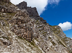 Scorcio della costa rocciosa che sovrasta il tratto inferiore del canalone della Valle dell&rsquo;Inferno.