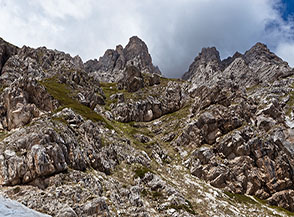 Scorcio della costa rocciosa che sovrasta il tratto inferiore del canalone della Valle dell&rsquo;Inferno.
