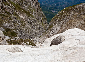 Ultimi metri prima che il fosso della Valle dell&rsquo;Inferno precipiti in un&rsquo;oscura e profonda forra.