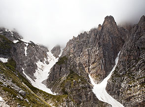 Vista sulla parte bassa della Valle dell&rsquo;Inferno: sulla sx il canalone centrale, sulla dx il Canale Haas-Acitelli.