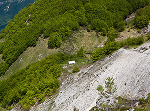 Il Rifugio Nicola D&rsquo;Arcangelo nella conca del Vaduccio.