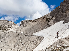 Verso il bianco intaglio del Vado di Corno.