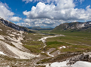 I verdi prati di Campo Imperatore visti dal Vado di Corno.