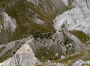 Vista sul colle in fondo al Vallone de la Fornaca dove un tempo era collocato il Bivacco Lubrano, in seguito spazzato via da una valanga.
