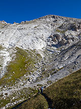 Alla testata del Vallone de la Fornaca lungo il sentiero che sale alla Sella di Monte Camicia.